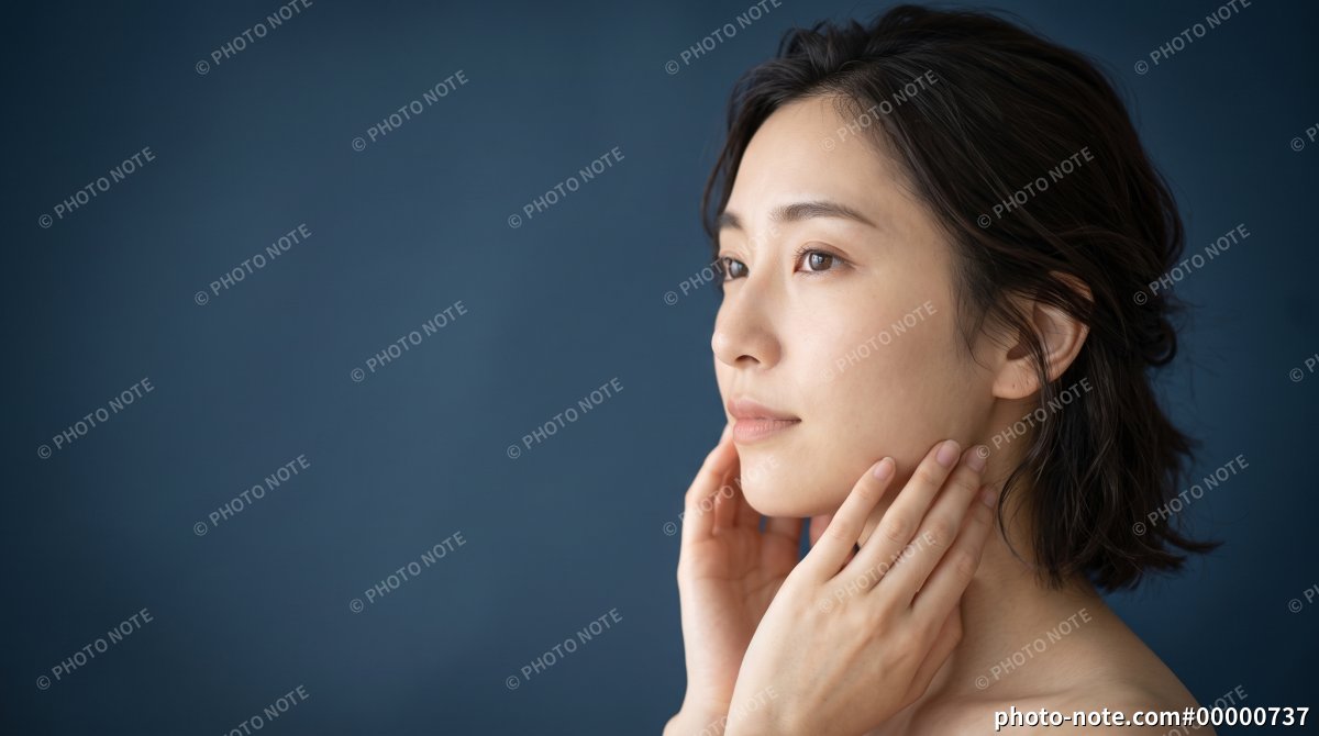 美容・スキンケア：素肌のお手入れをする女性のポートレート