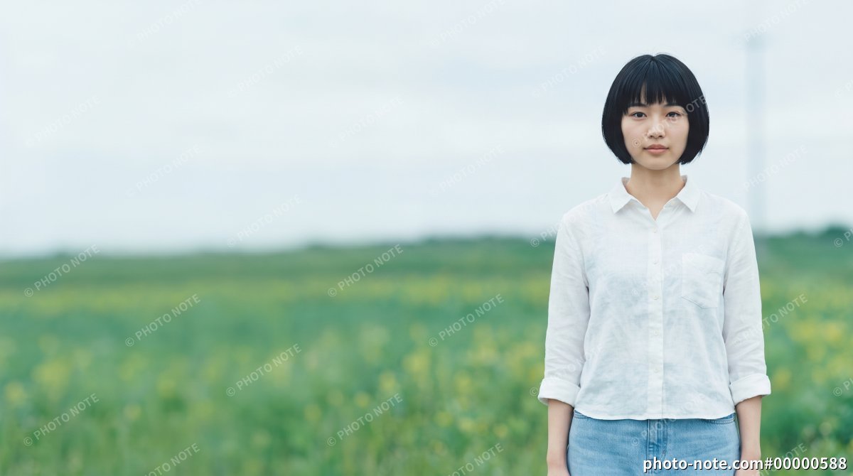 草原に立つ女性