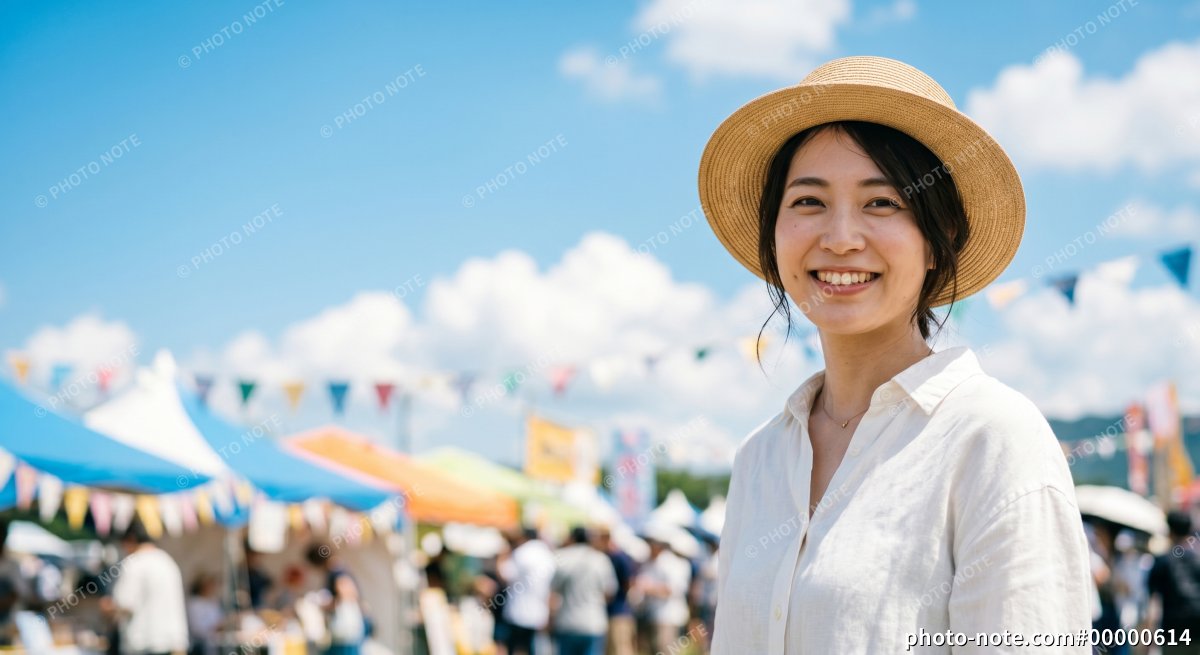 夏のイベントに参加する麦わら帽子をかぶった女性