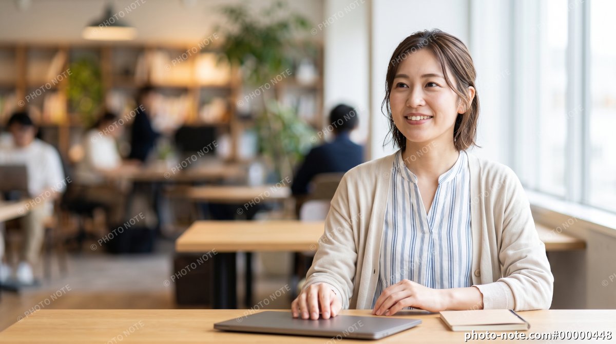 コワーキングスペースで働く女性