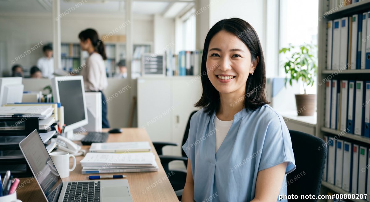 事務職の若い女性