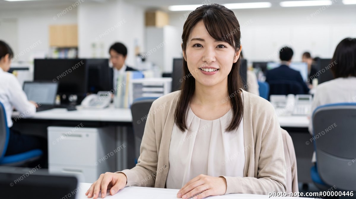 オフィスで働く事務職の若い女性社員