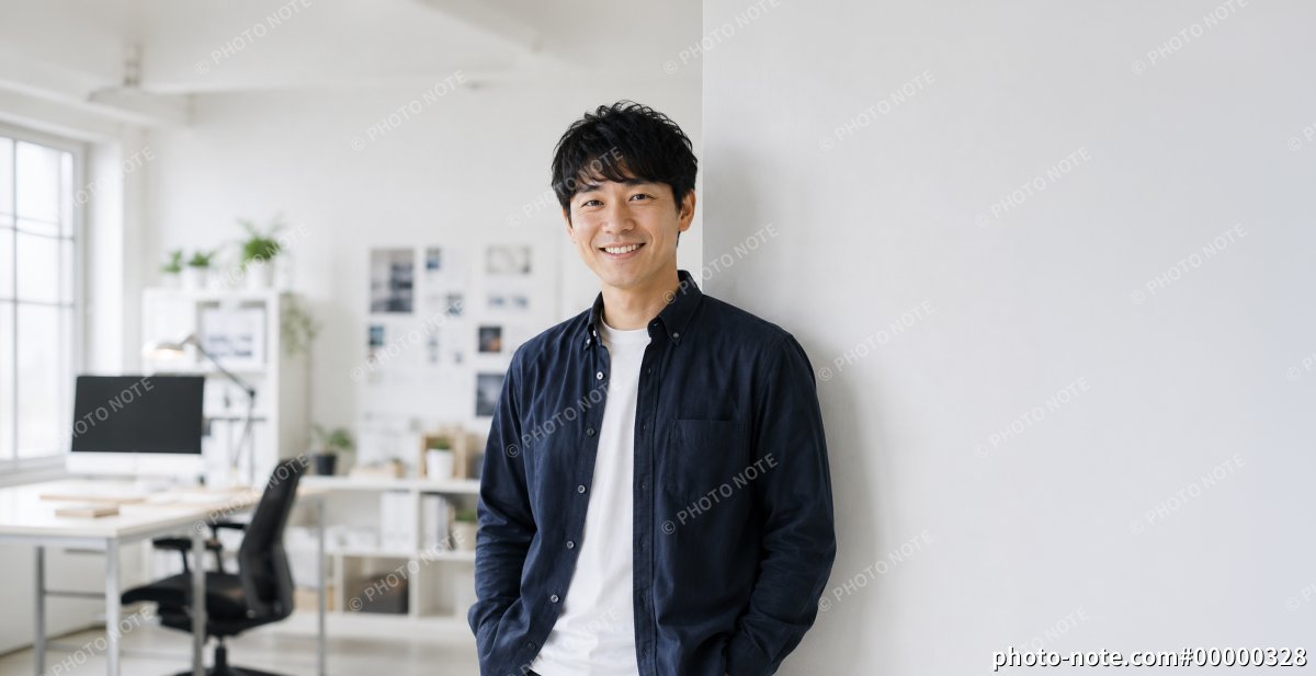クリエイティブなオフィスで働く若手ITエンジニア・デザイナー
