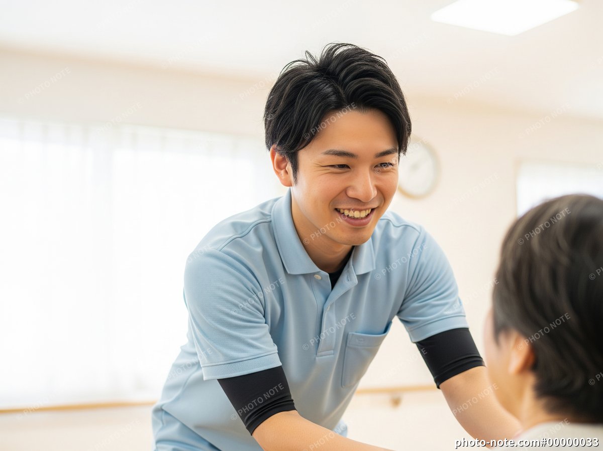 高齢者と笑顔でコミュニケーションをとる若い男性介護士