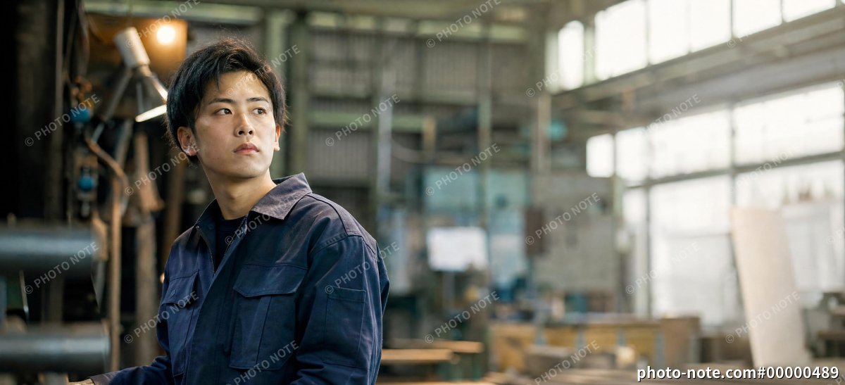 製造業の現場で働く若い男性
