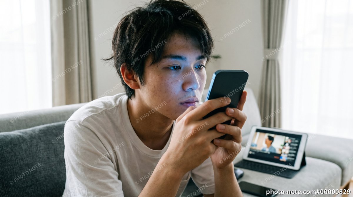 スマートフォンに夢中になる若い男性、ドーパミン中毒とデジタル依存のイメージ