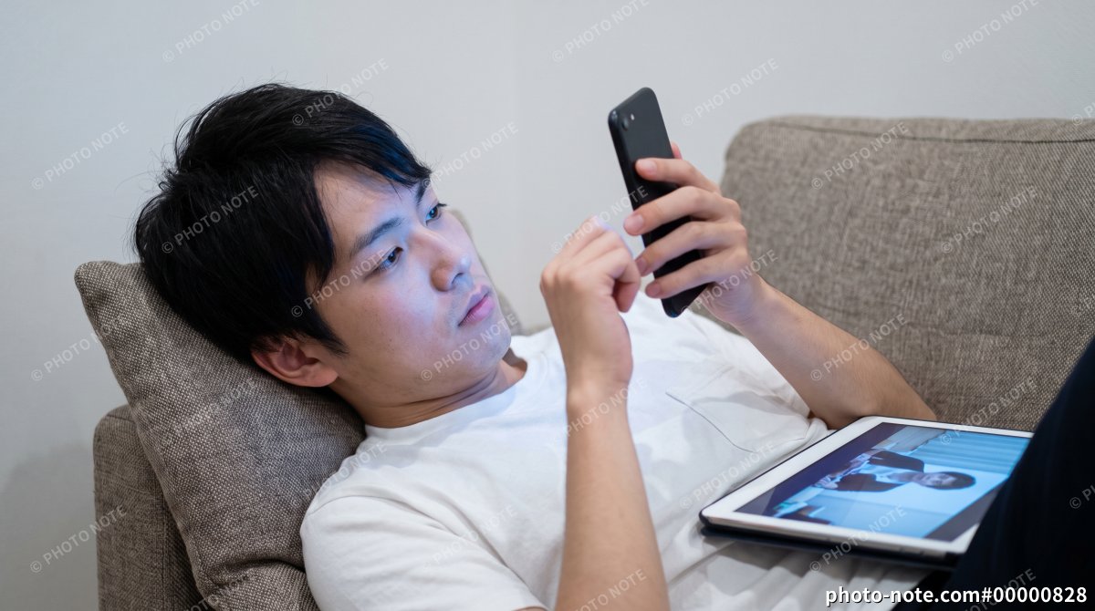 スマートフォンを長時間使用する若い男