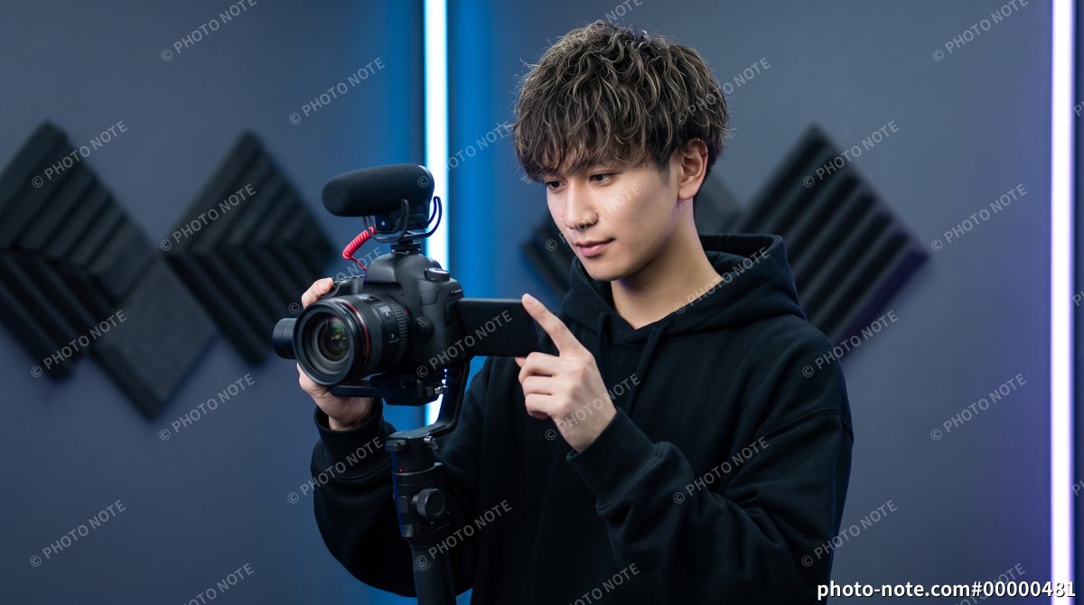 撮影準備をするYouTuberの男性